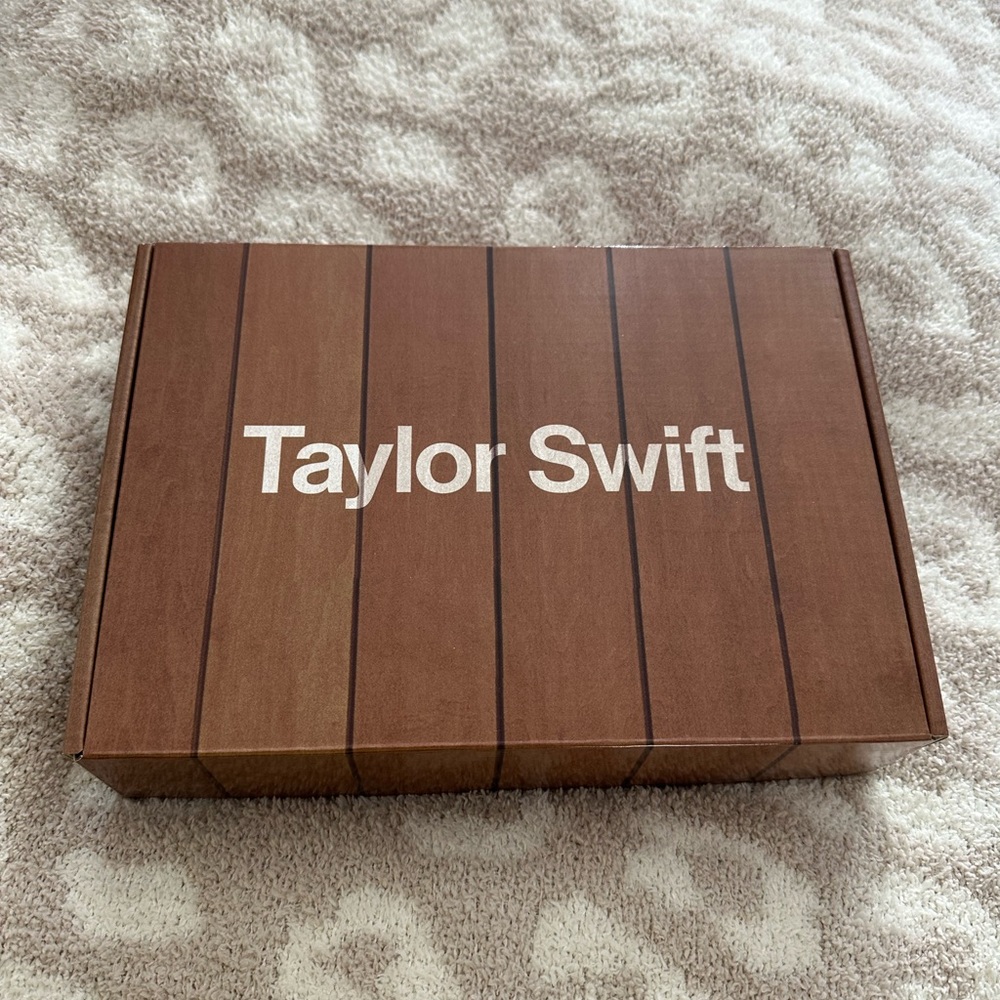 Taylor Swift Click CD holder